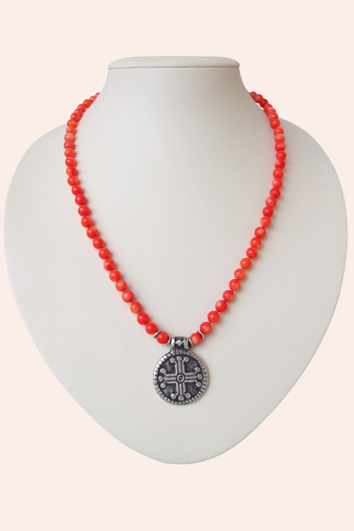 коралловые бусы с подвеской