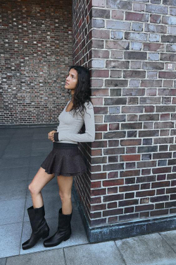 ZARA МИНИ-ЮБКА В ПОЛОСКУ С ОБОРАМИ, СЕРЫЙ