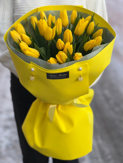 Желтые тюльпаны в букете в авторском оформлении от Флора Маркет