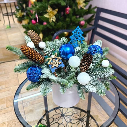 Зимняя композиция в шляпной коробке