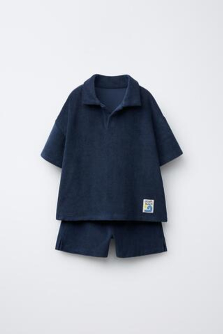 ZARA КОМПЛЕКТ ИЗ ФУТБОЛКИ-ПОЛО И ШОРТОВ ИЗ МАХРОВОЙ ТКАНИ С НАШИВКОЙ, МОРСКОЙ СИНИЙ