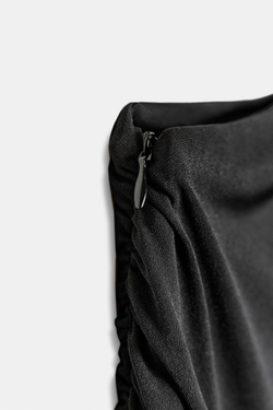 ZARA КОРОТКОЕ ПЛАТЬЕ СО СБОРКАМИ И БЛЕСКОМ, ЧЕРНЫЙ