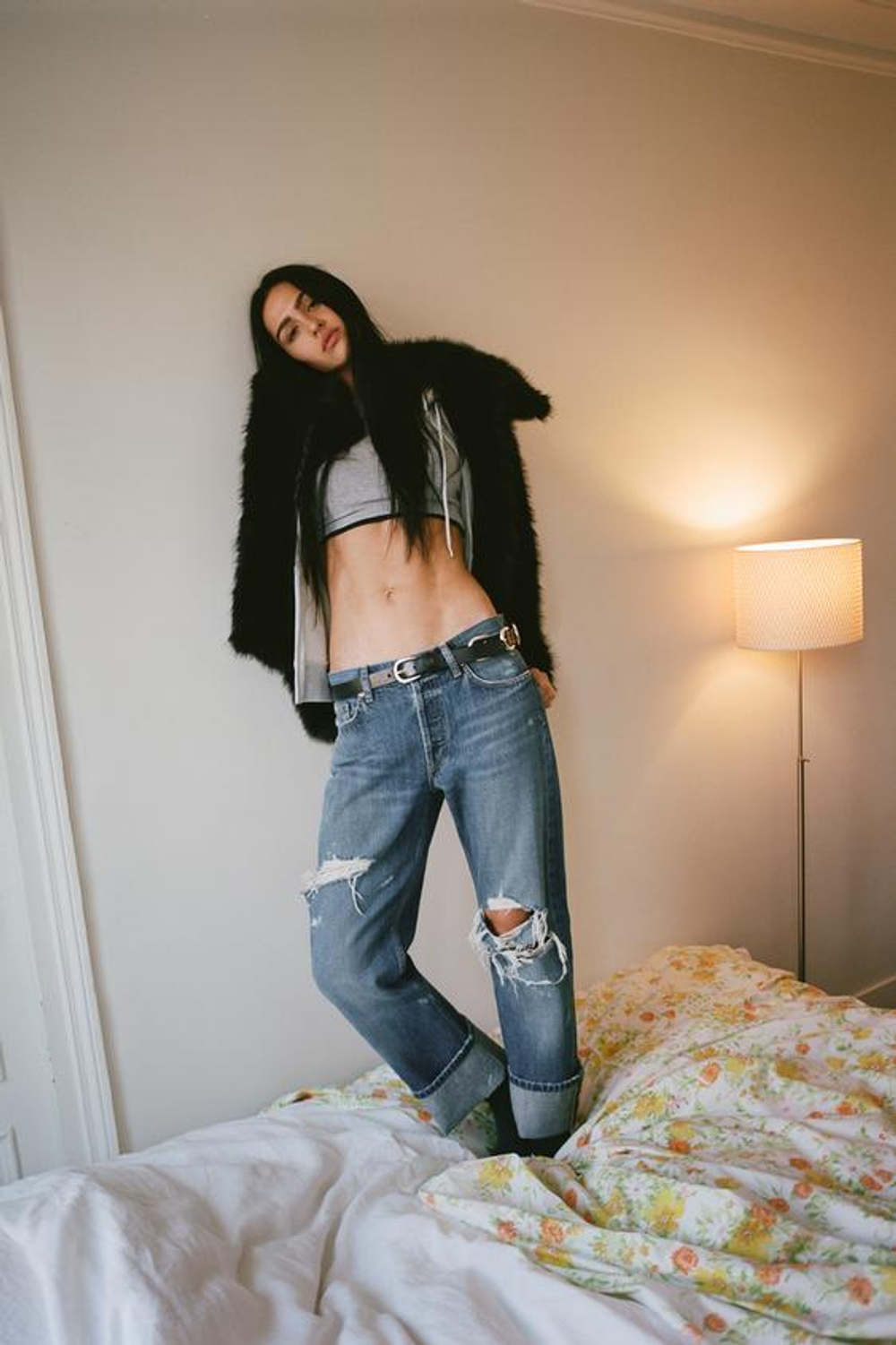 ZARA ПРЯМЫЕ ДЖИНСЫ TRF С ДЫРАМИ СРЕДНЕЙ ПОСАДКИ, ИНДИГО