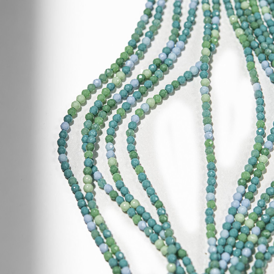 Шпинель синтетическая "Бирюза микс", 2,1мм, шар, микроогранка