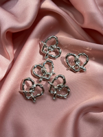 Пуговицы серебристые крендельки-сердечки со стразами