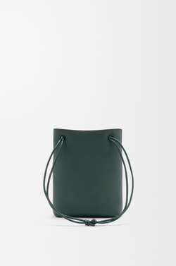 Loewe Сумка-мешок Pebble из гладкой телячьей кожи, зеленый