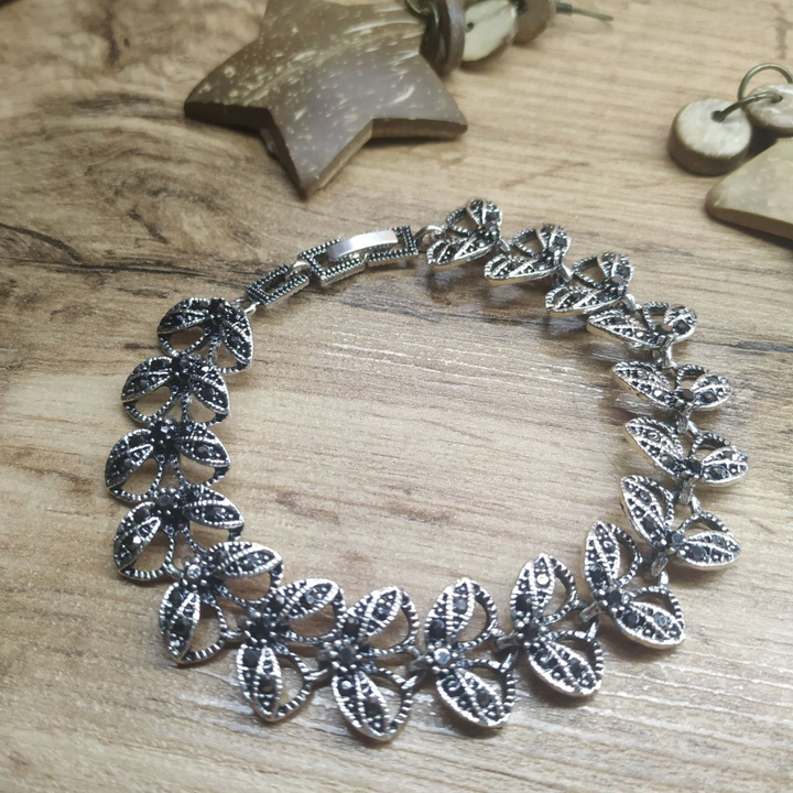 Браслет Vogue Бабочки 16 мм стразы графитовые металл серебристый на красном бархате