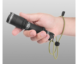 Фонарь тактический Armytek Dobermann XP-L HI Теплый, 977 лм, 1x18650 или 2xCR123A