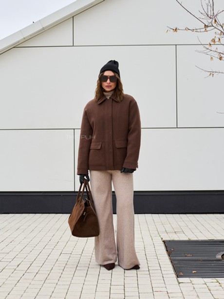 Коричневая куртка с меховым воротником