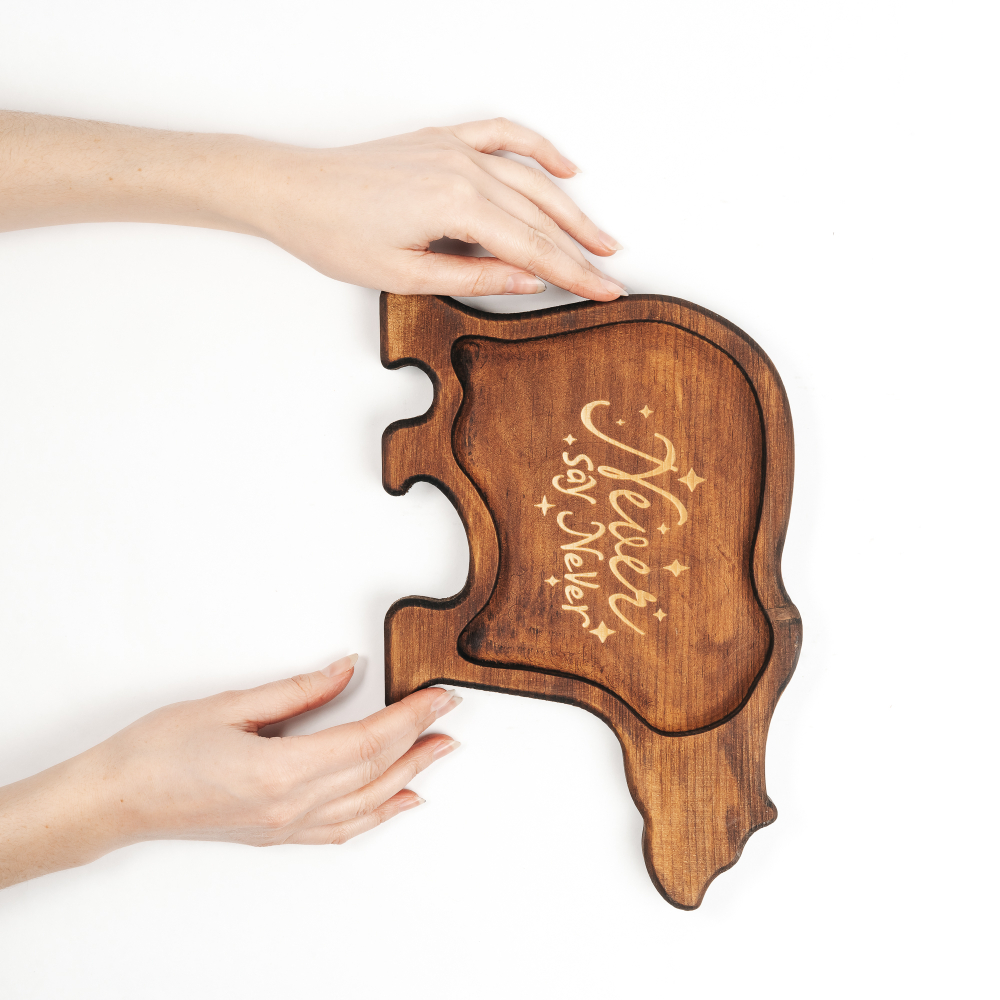 Менажница "Медведь" из древсесины кедра для подачи блюд и закусок с гравировкой "Never say Never"