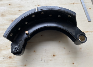 Колодка тормозная передняя левая (в сборе с накладкой) самосвал Sinotruk C7H, Howo T5G (ось VGD95)