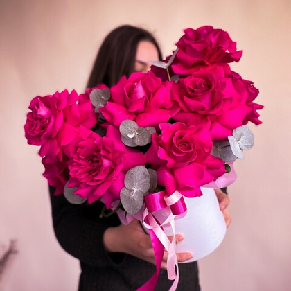 Малиновые французские розы с эвкалиптом в коробке 11 шт