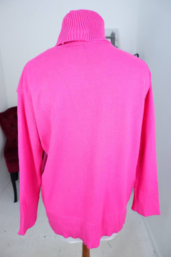 Свитер яркого оттенка, визуально на 52/54 размер