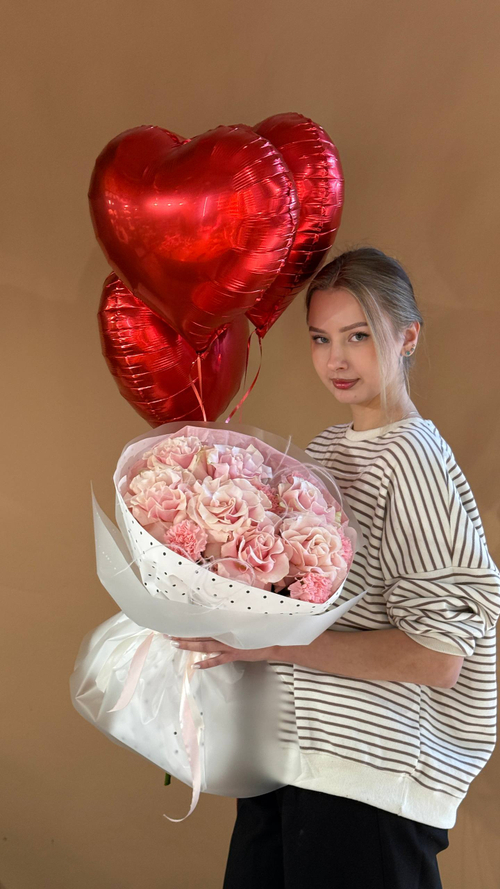 Букет с французскими розами, диантусами и 3 шаров сердце