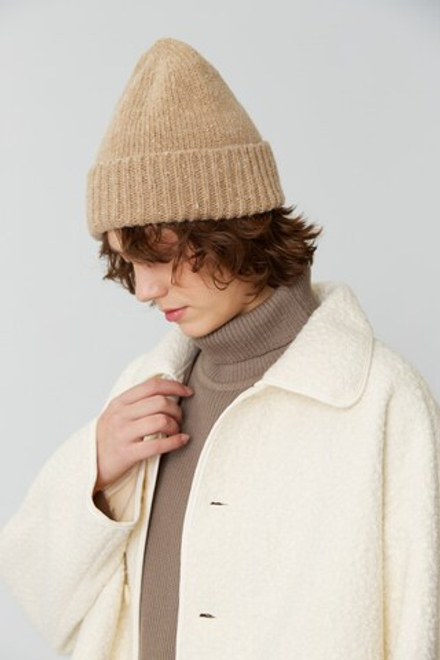 Шапка из шерсти бежевого цвета