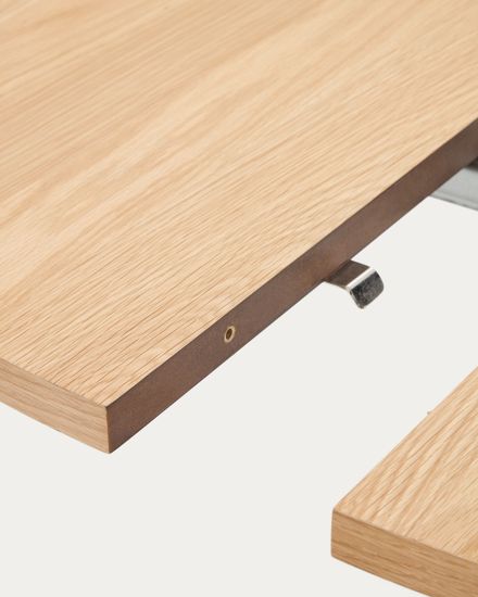 Montuiri круглый раздвижной стол из дубового шпона и черной стали La Forma Испания 