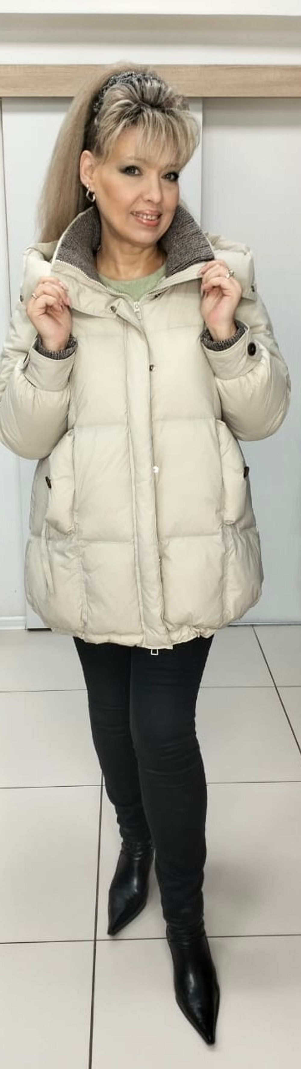 Модная cтеганная куртка-пуховик в молочном цвете