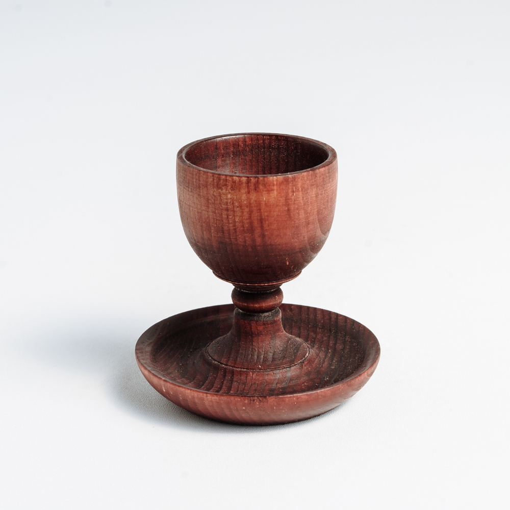 Деревянная подставка для яйца с солонкой из древесины сибирского кедра. ES10