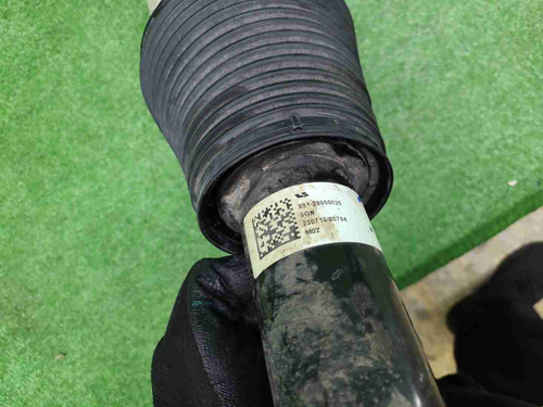 Стойка пневматическая правая Lixiang L9 (22-нв)