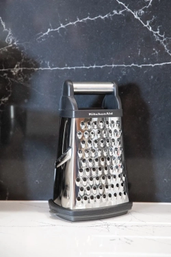 KitchenAid Терка четырехсторонняя с контейнером UNIVERSAL.