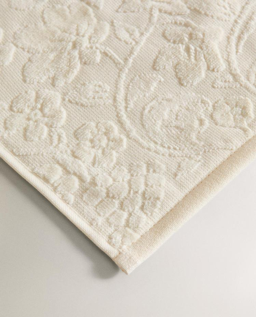 ZARA HOME БАННОЕ ПОЛОТЕНЦЕ С ЦВЕТОЧНЫМ УЗОРОМ, ЦВЕТ СЛОНОВОЙ КОСТИ