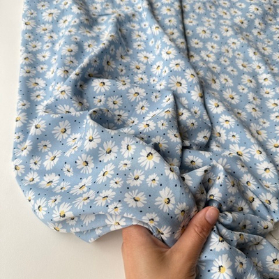 Вискоза (штапель) Ромашки на голубом фоне