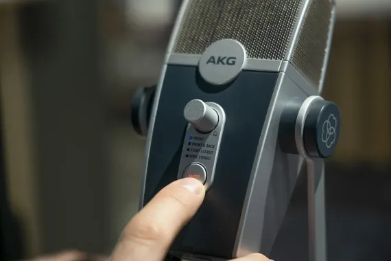 AKG LYRA