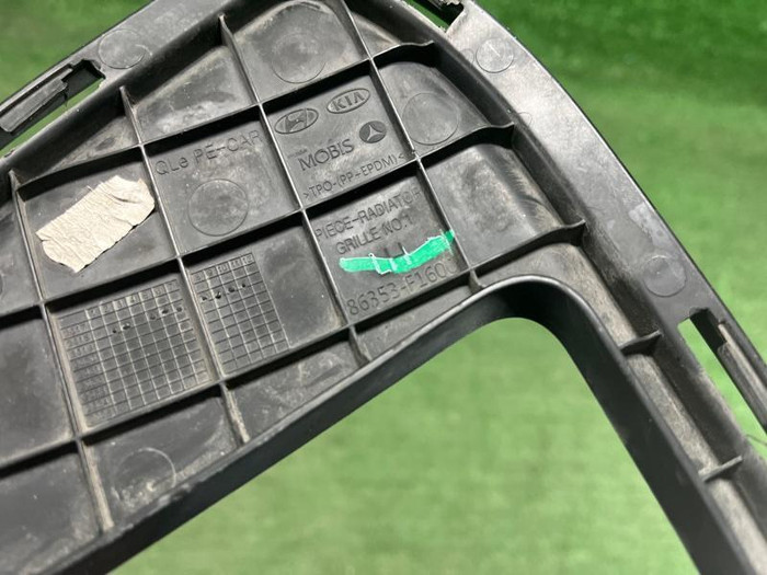 Накладка решетки радиатора левая Kia Sportage 4 QL (2018-2022)