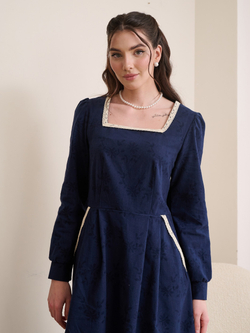 Платье с квадратным вырезом