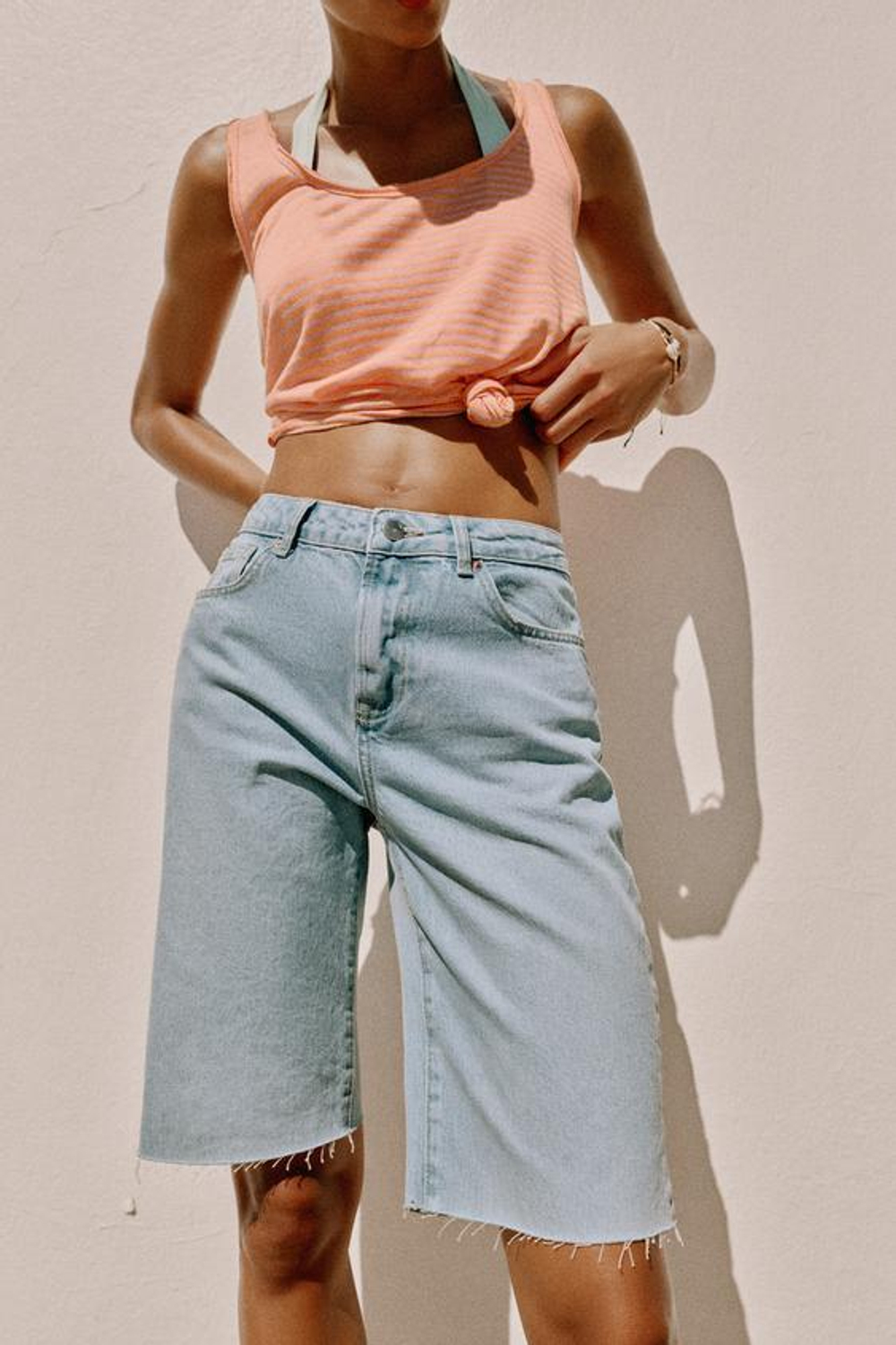 ZARA ДЖИНСОВЫЕ ШОРТЫ Z1975 СО СРЕДНЕЙ ПОСАДКОЙ, ВЫЦВЕТШИЙ СИНИЙ