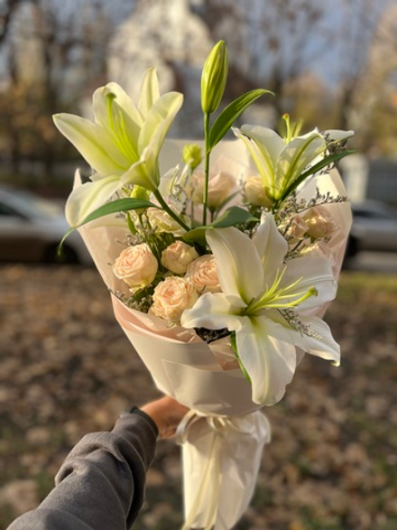 Букет с лилией и кустовыми розами