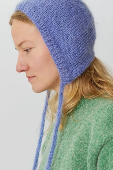 Чепчик из мохера голубого цвета