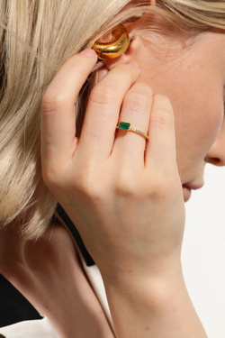 Кольцо тонкая дорожка, прямоугольный зеленый камень, золото