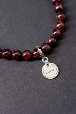 Браслет "Memo about Soulmate" из граната 6 мм с подвеской