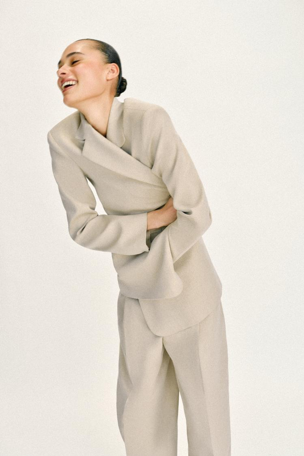 ZARA ПРЯМОЙ БЛЕЙЗЕР С ПОДПЛЕЧНИКАМИ И ДВУМЯ ПУГОВИЦАМИ, СВЕТЛО-БЕЖЕВЫЙ