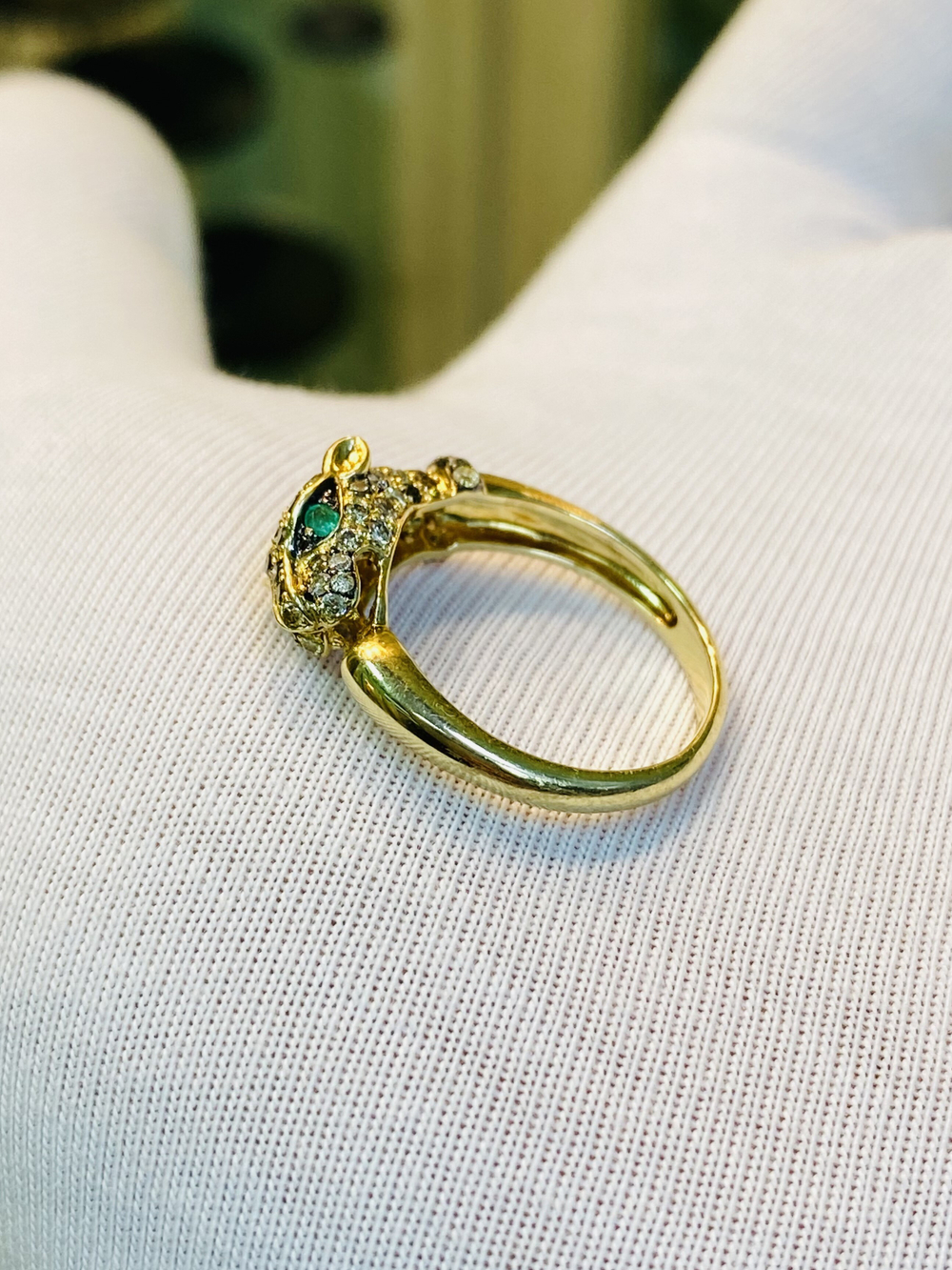 Золотое кольцо пантера с изумрудом и бриллиантами