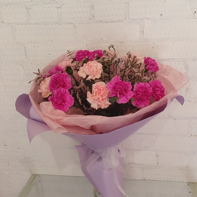 Монобукет из сортового диантуса в оформлении