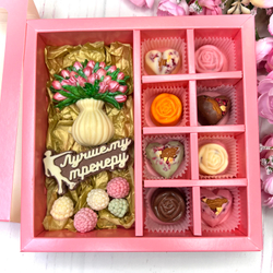 Шоколадный подарок "Лучшему тренеру. Фигурное катание. Ваза с тюльпанами": шоколадка-надпись, фигурка и 8 конфет ручной работы