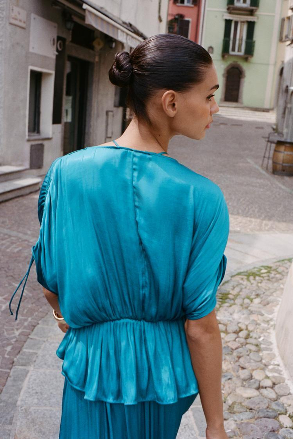 ZARA АТЛАСНАЯ БЛУЗА СО СБОРКАМИ, УТИНО-СИНИЙ