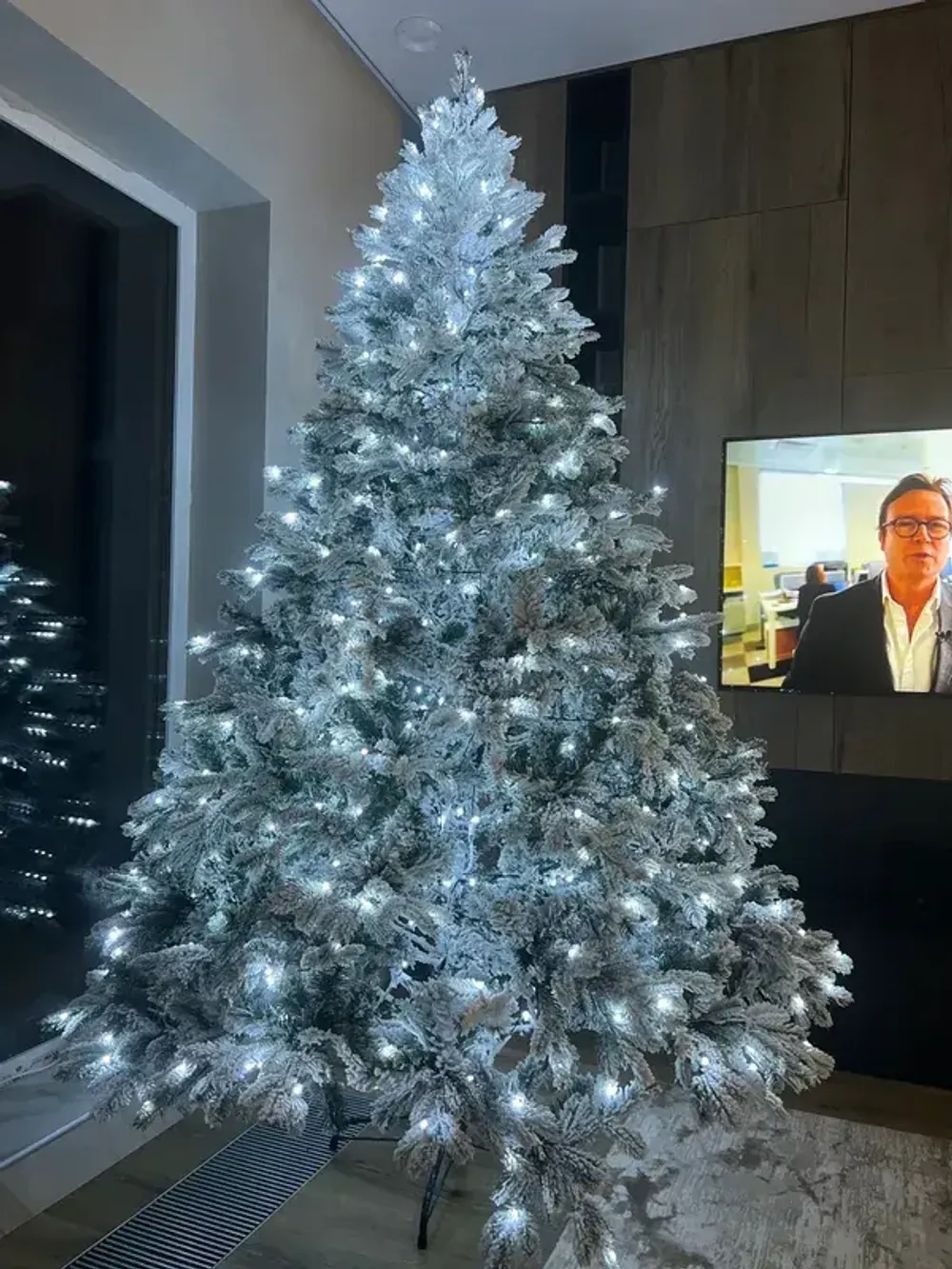 Заснеженная елка с гирляндой «Камчатская» холодный свет (Литая+пвх) 270 см / 2.7 м