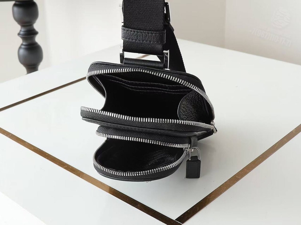 Нагрудная сумка-слинг Prada