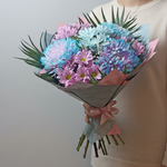 Букет из крупных и кустовых хризантем с зеленью