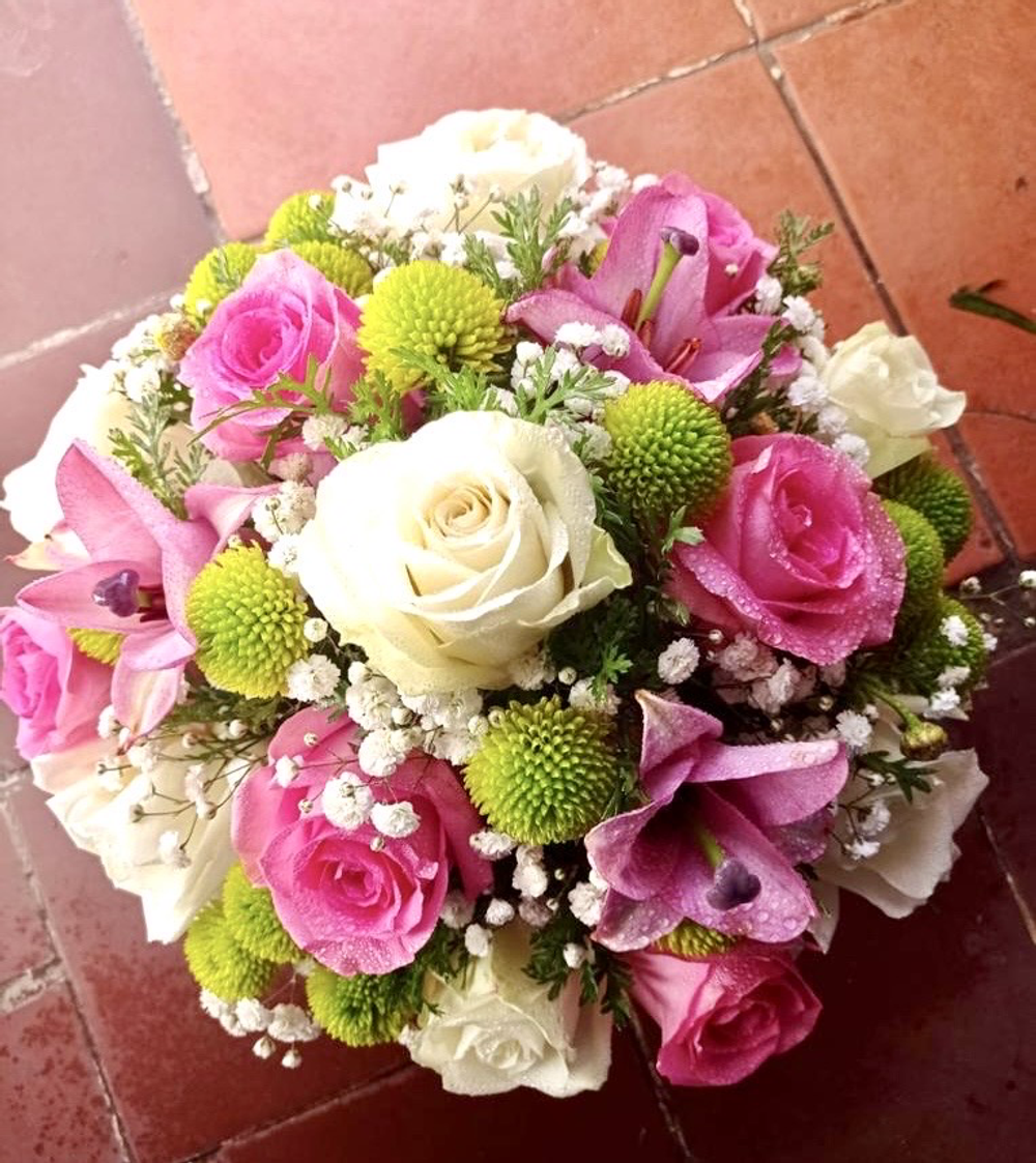 Смешанные цветы в круглой коробке