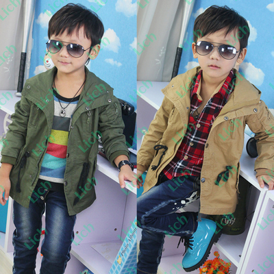 Ветровка детская с карманами на молнии и капюшоном