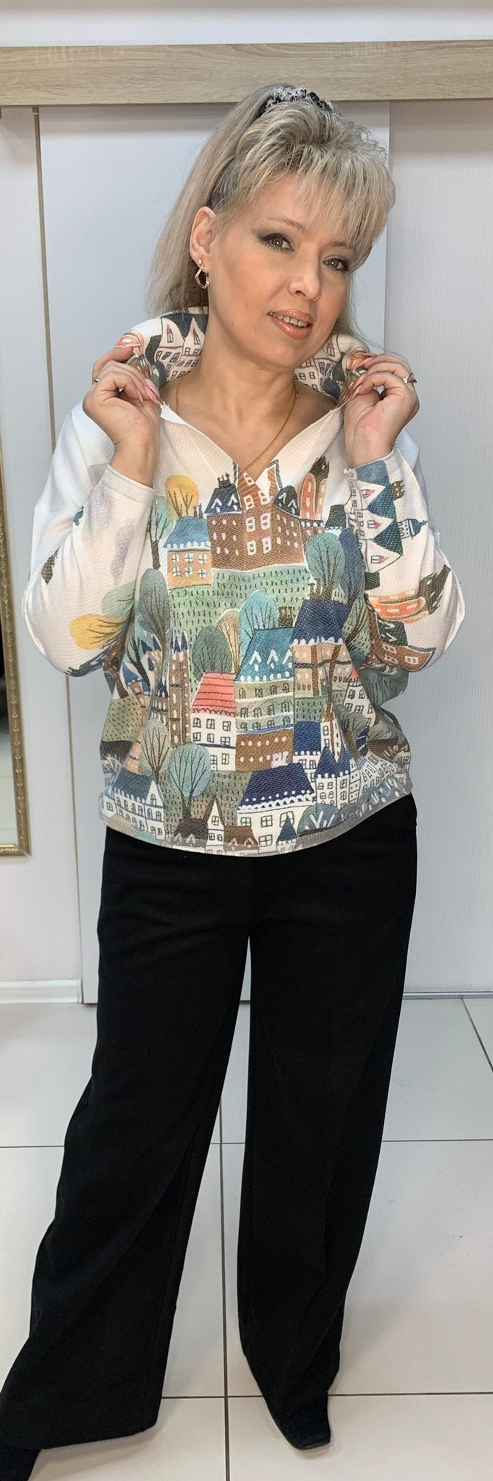 Джемпер с воротничком и оригинальным изображением города