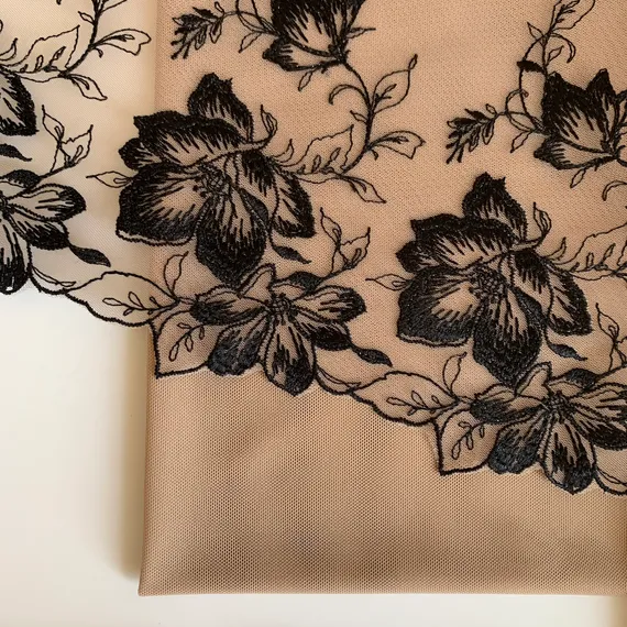 Вышивка на сетке какао/черная (левая) 22 см