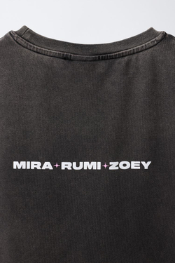 ZARA ФУТБОЛКА С ПРИНТОМ KPOP DEMON HUNTERS™ NETFLIX ©, АНТРАЦИТОВО-СЕРЫЙ