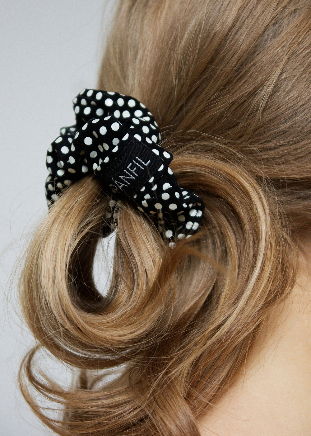 Кожаная резинка в горох