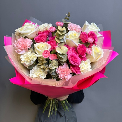 Букет 'Барби мини " розы кустовые ,диантус,эвкалипт