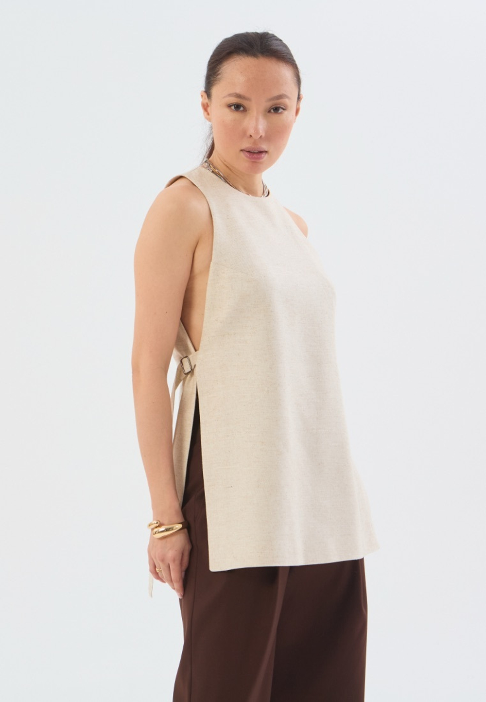 Жилет летний на пряжках бежевый